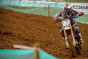 开云体育下载-F1街道赛之夜，黄喜灿数据全面爆炸，当赛道轰鸣遇见绿茵狂飙