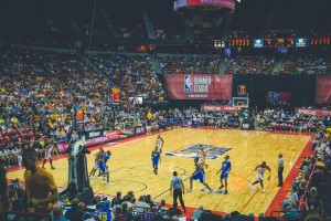 开云体育在线-马刺对阵广东队，霍勒迪完成里程碑，篮球全球化浪潮下的历史性握手