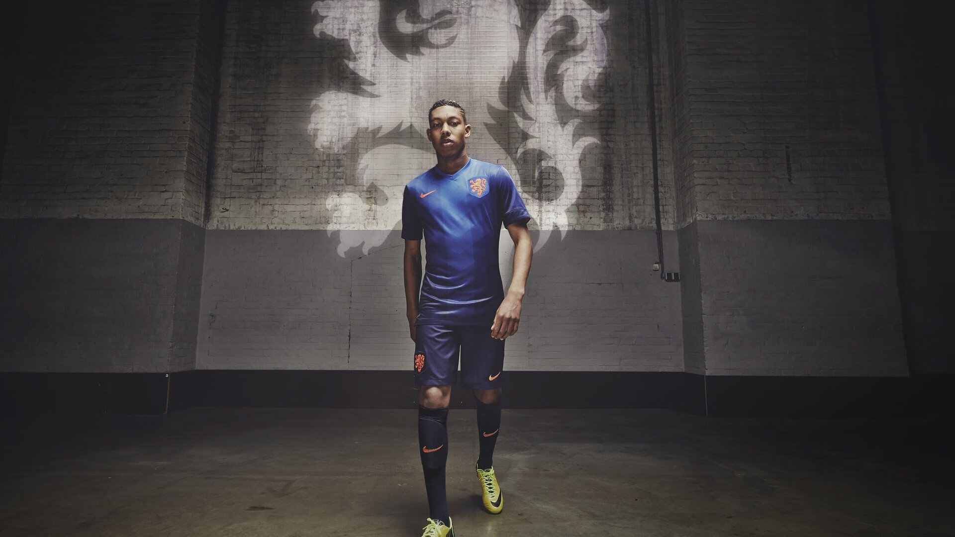 黄蜂淘汰赛过关湖人，东契奇在欧冠半决赛接管比赛，当孤星照亮两种赛场